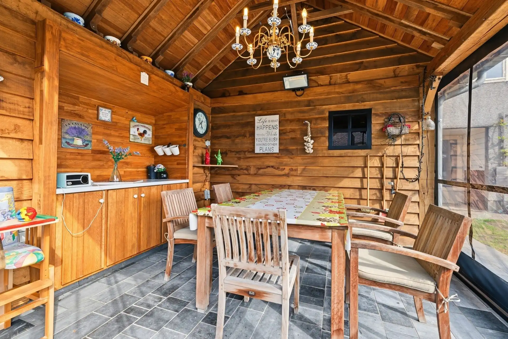 Ruime gezinswoning in klassiek landelijke stijl met aanpalende werkplaats van ca. 435m² foto 32