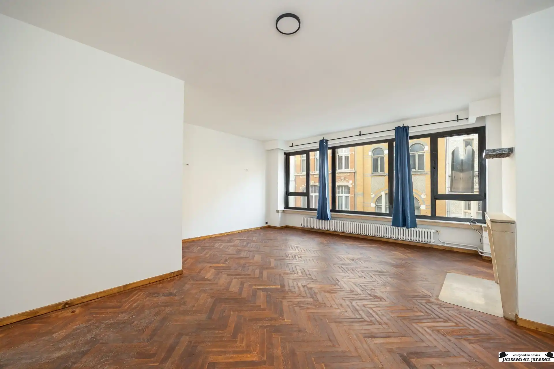 Lichtrijk appartement met 2 slaapkamers en terras foto {{pictureIndex}}