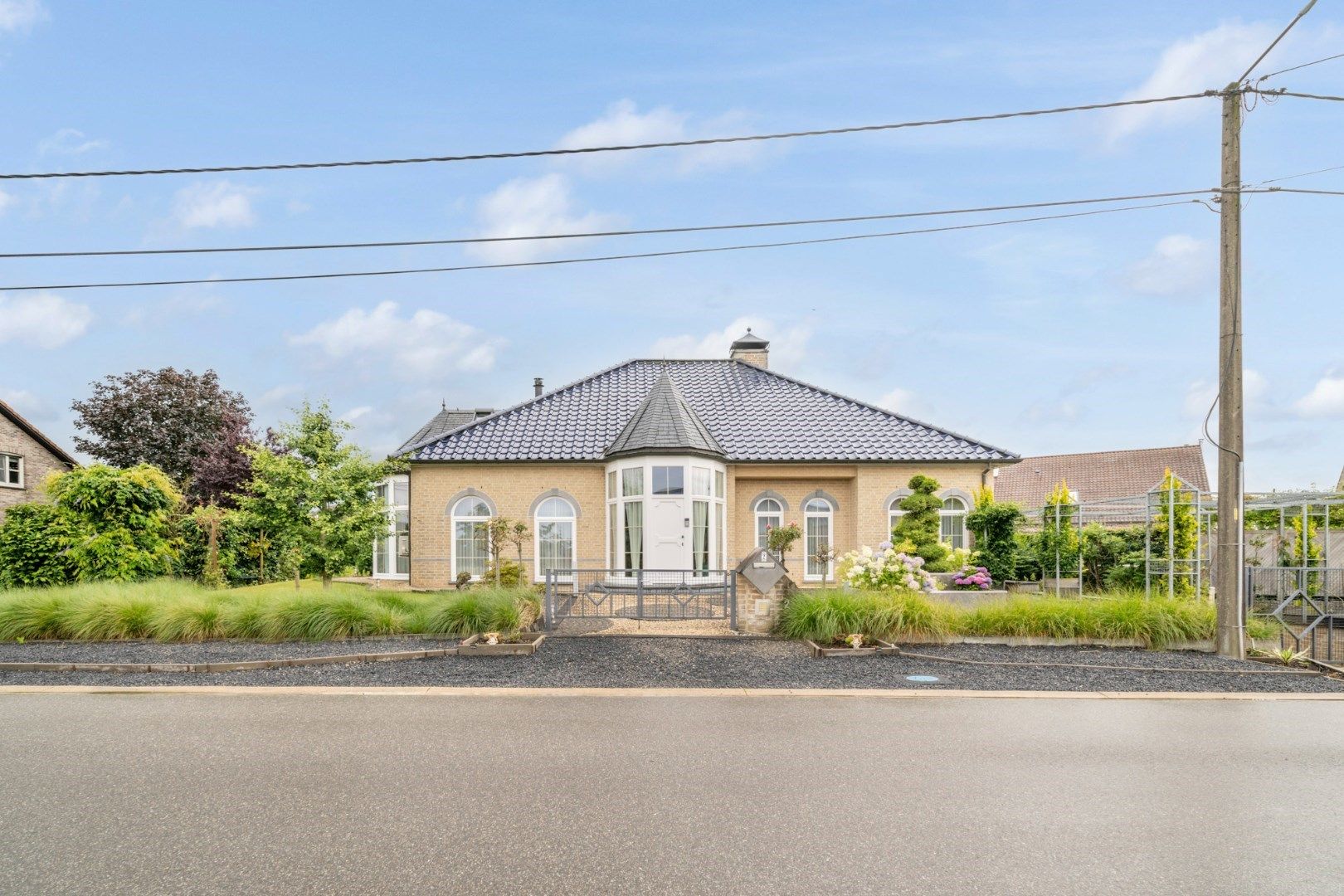 Prachtig landhuis met ruime tuin en ondergrondse garage voor 4 wagens in Neeroeteren, Maaseik, bouwjaar 2001, EPC-waarde 194 kWh, energielabel B foto {{pictureIndex}}