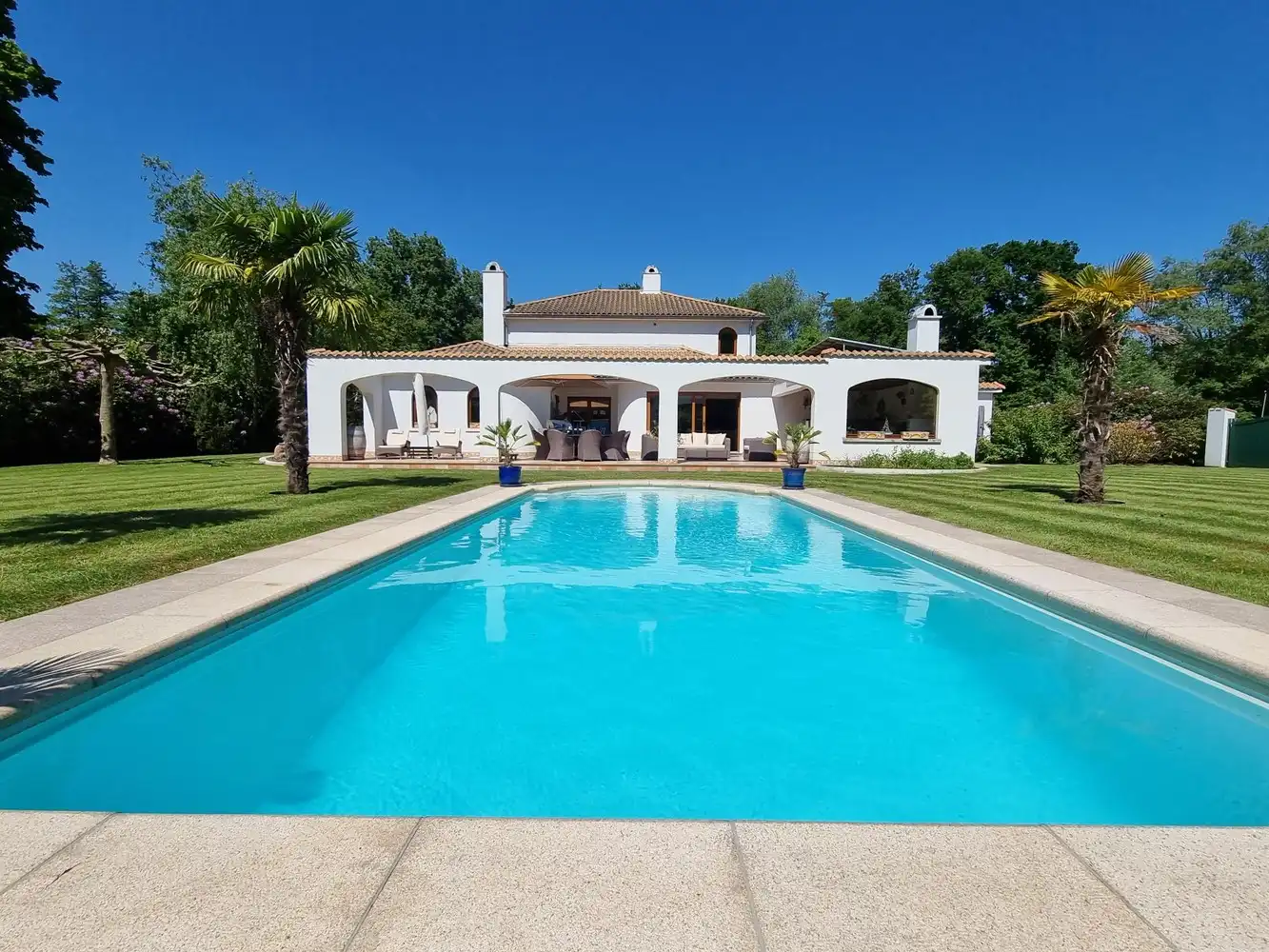 Spaanse villa, zeer rustig gelegen en gekaderd in een mooi verzorgde tuin voorzien van zwembad foto 2