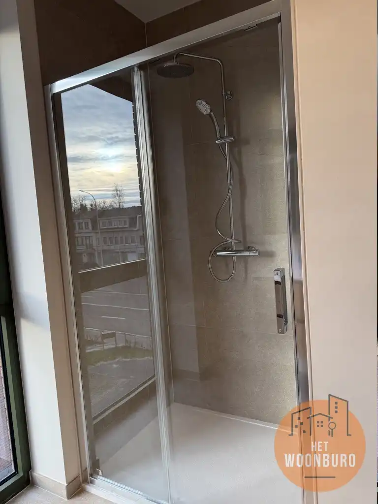 Halfopen nieuwbouw woning 2 slpks, bureau, garage en tuintje foto 8