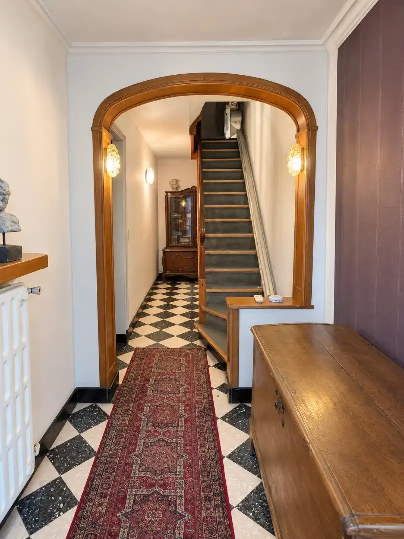 Ruime woning met vijf slaapkamers, grote garage en onderhoudsvriendelijke tuin foto 2