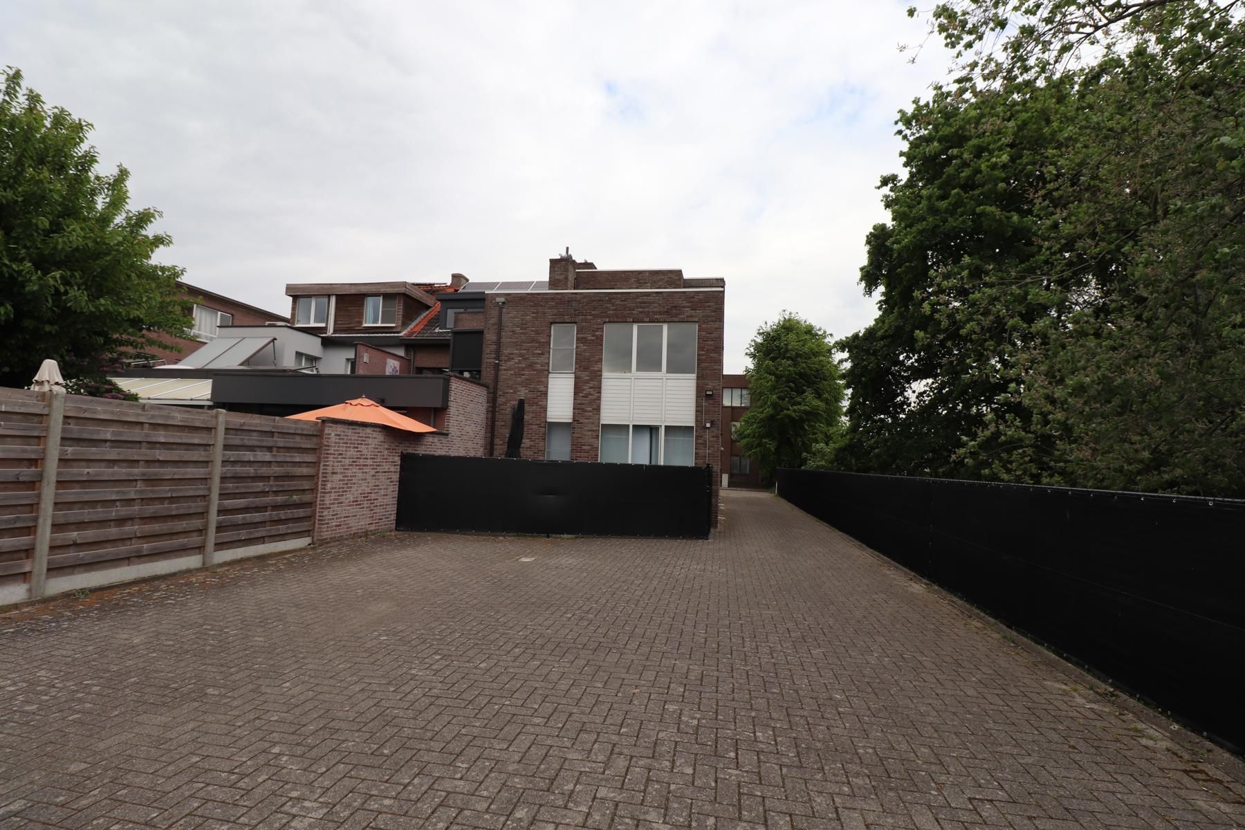 Een gerenoveerd appartement op de eerste verdieping achteraan met autostaanplaats foto 12