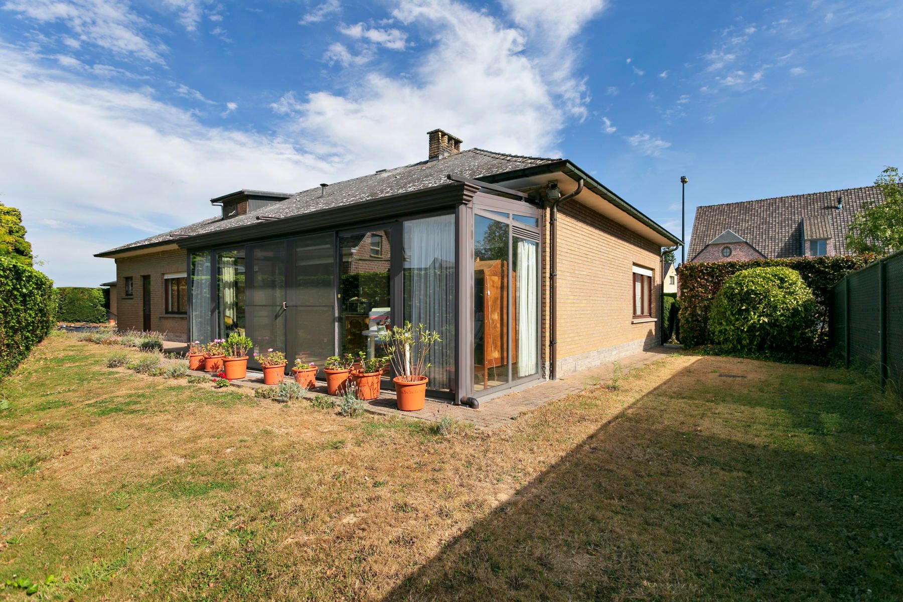 Bungalow met 2 garages, tuin en 3 slaapkamers! foto 29