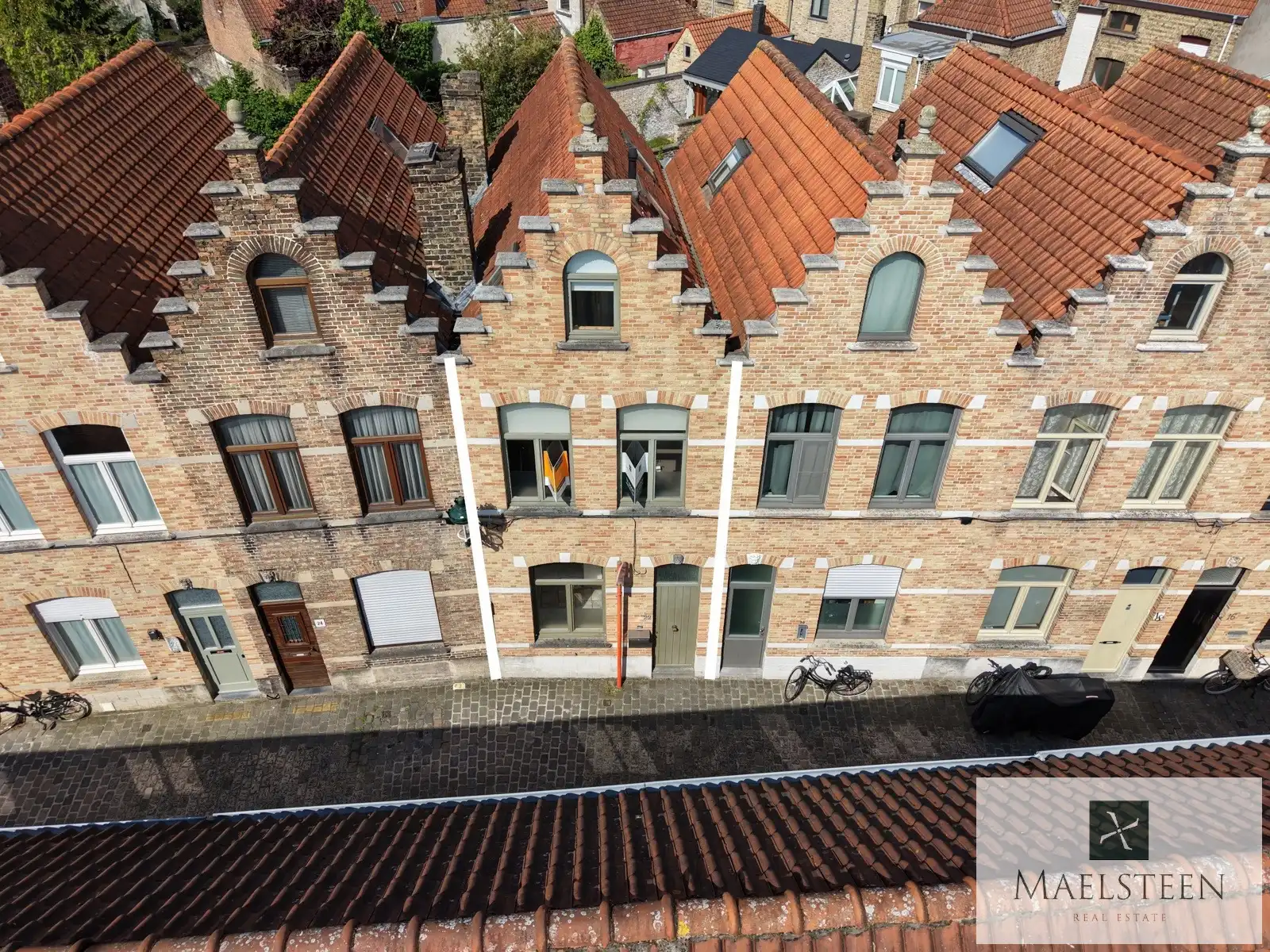 Instapklare trapgevelwoning, gelegen in Brugge centrum foto {{pictureIndex}}