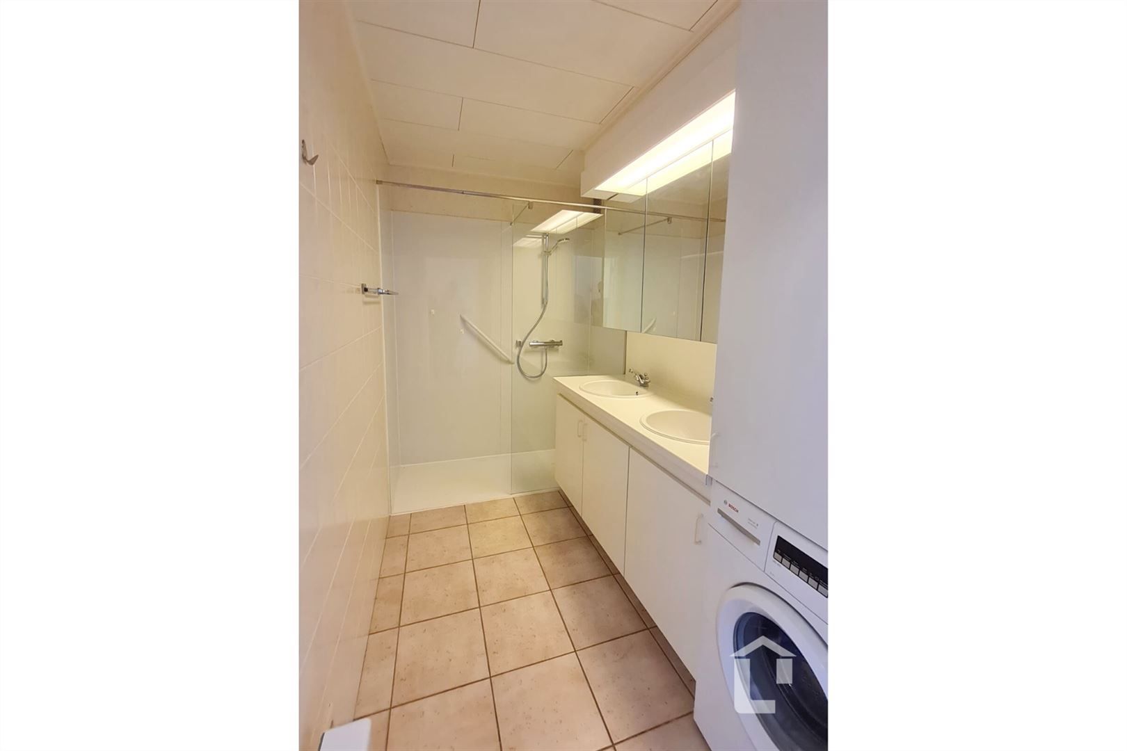 Centraal gelegen appartement met 2 slaapkamers foto 8