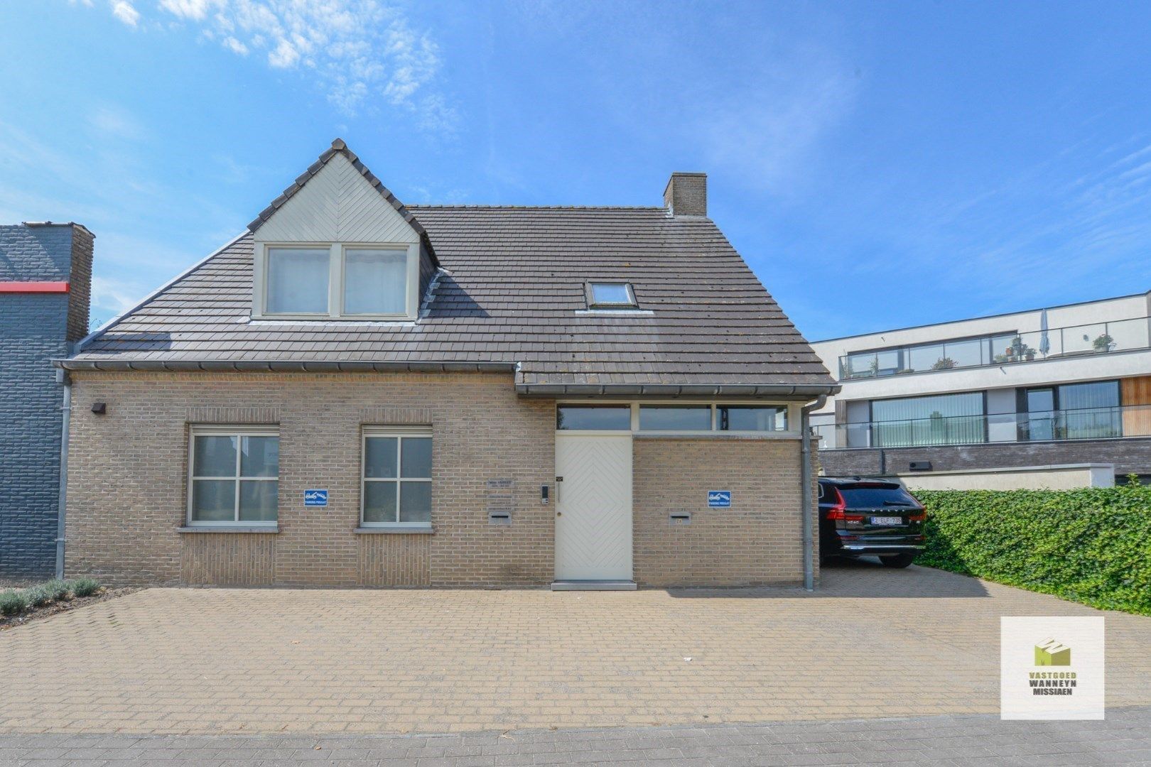 Woning met praktijkruimte op centrale ligging te Zwevezele foto {{pictureIndex}}