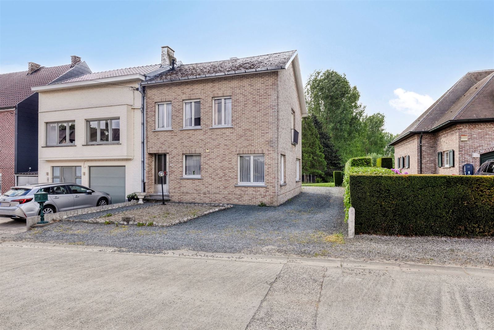 Hoofdfoto van de publicatie: Driegevelwoning gelegen in groene omgeving
