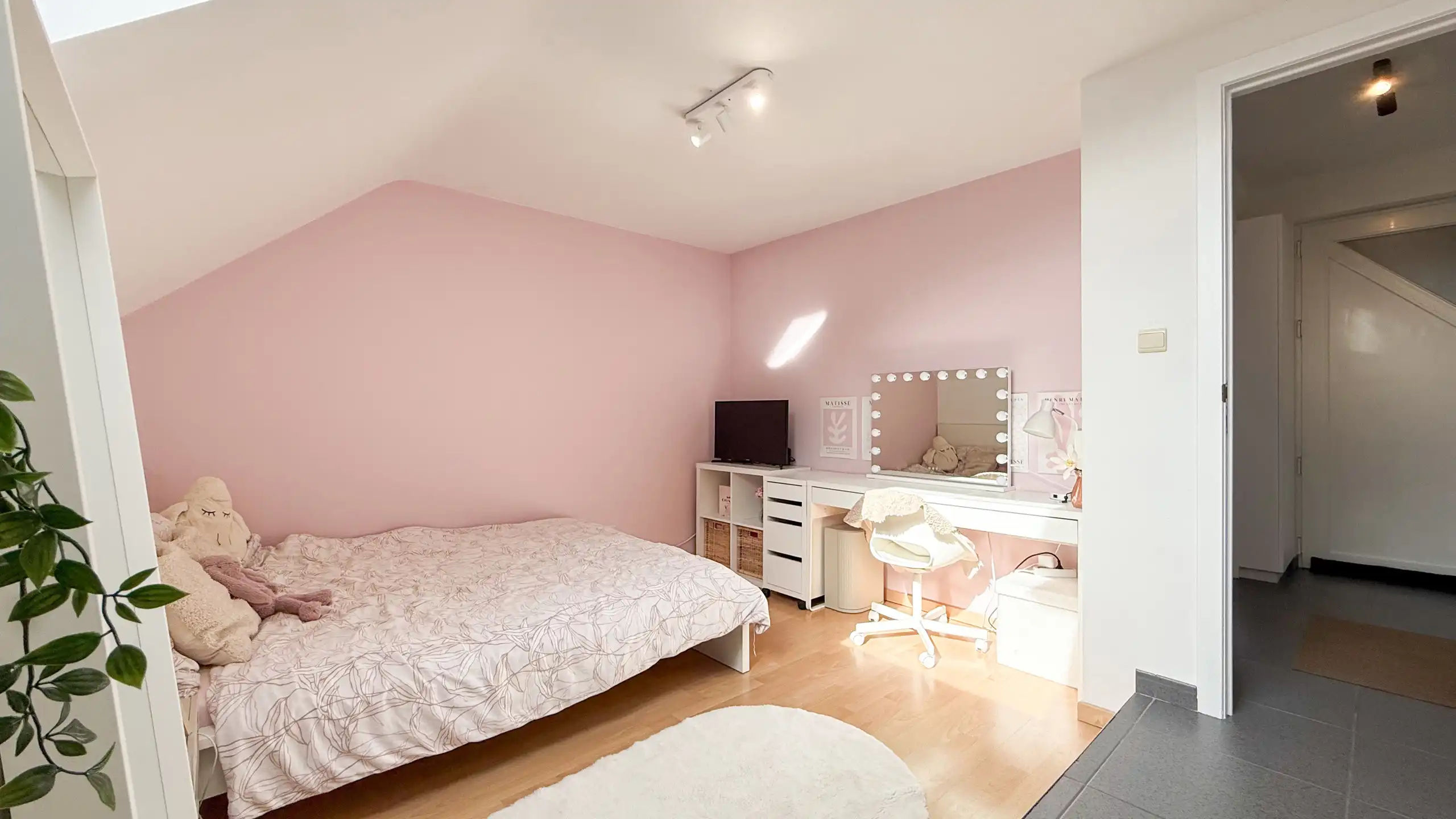 Zeer ruim appartement met 4 slaapkamers en parking in Tuilt! foto 21