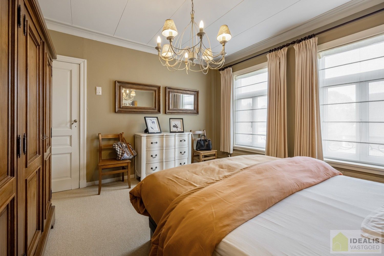 RUIME, CHARMANTE EN INSTAPKLARE WONING IN HARTJE HAMONT! HEERLIJKE WOONKAMER VOORZIEN VAN PARKET EN MET HAARD, LICHTRIJKE KEUKEN MET DIRECTE TOEGANG TOT PRACHTIGE VERANDA, 4 SLAAPKAMERS, RUIME GARAGE EN PRACHTIG AANGELEGDE TUIN OP SCHITTEREND PERCEEL VAN 7A 55CA IN HET HARTJE VAN HAMONT-ACHEL EN OP SLECHTS ENKELE MINUTEN VAN DE NEDERLANDSE GRENS! foto 27