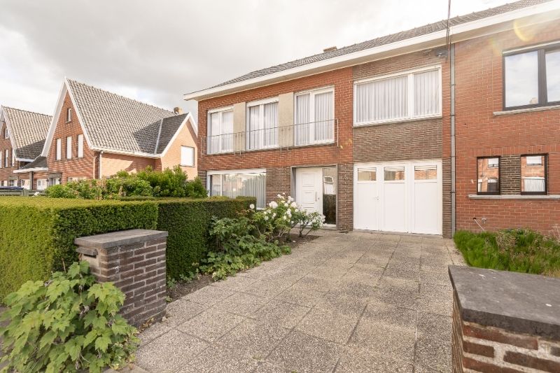 Ruime halfopen bebouwing met twee garages en zonnige tuin in rustige omgeving! foto 3