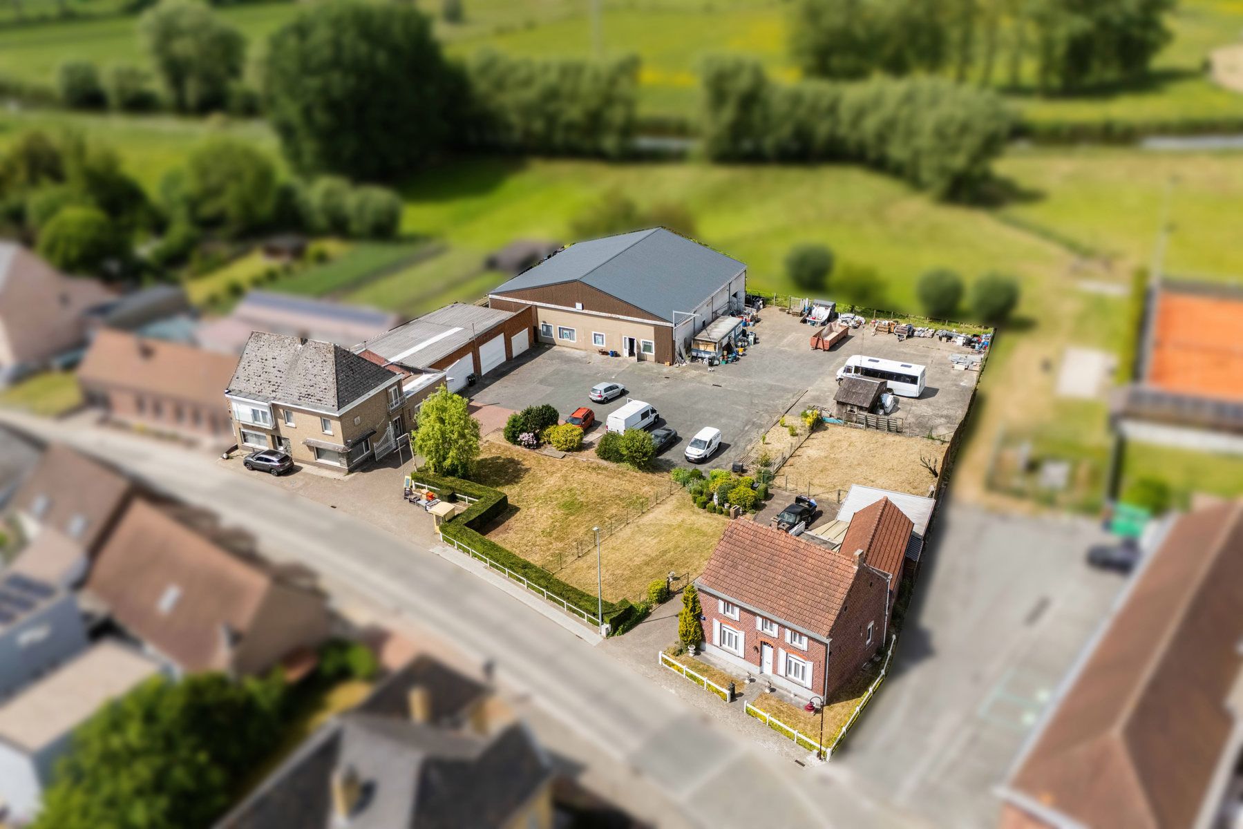 Investeringsproject op 4123 m2, 2 woningen + loods foto 3