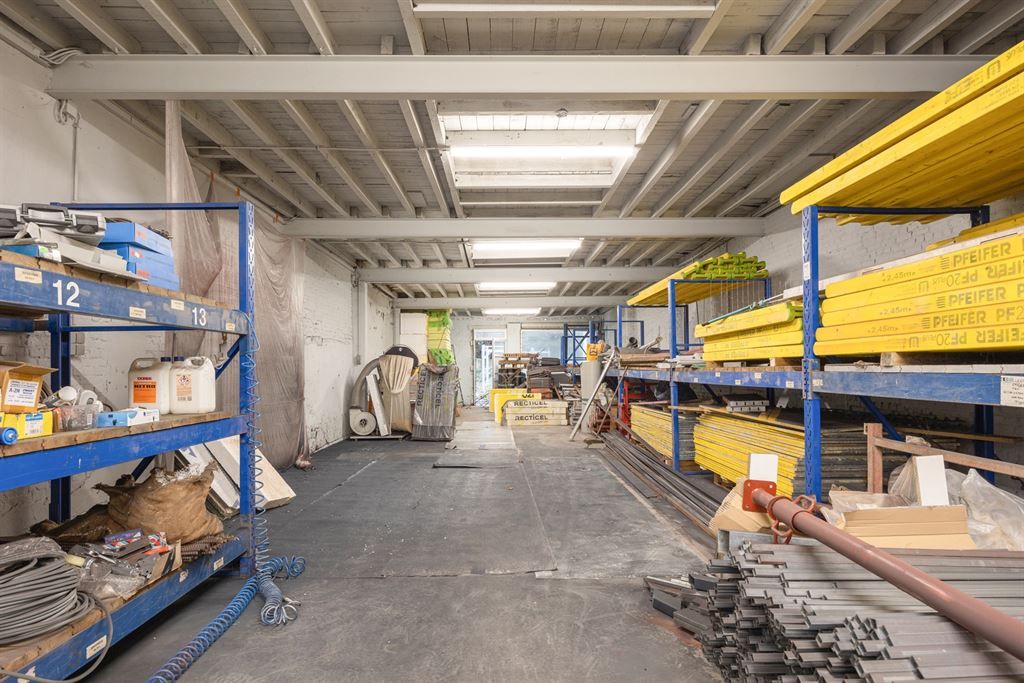 Ruim magazijn met buitenruimte foto 3
