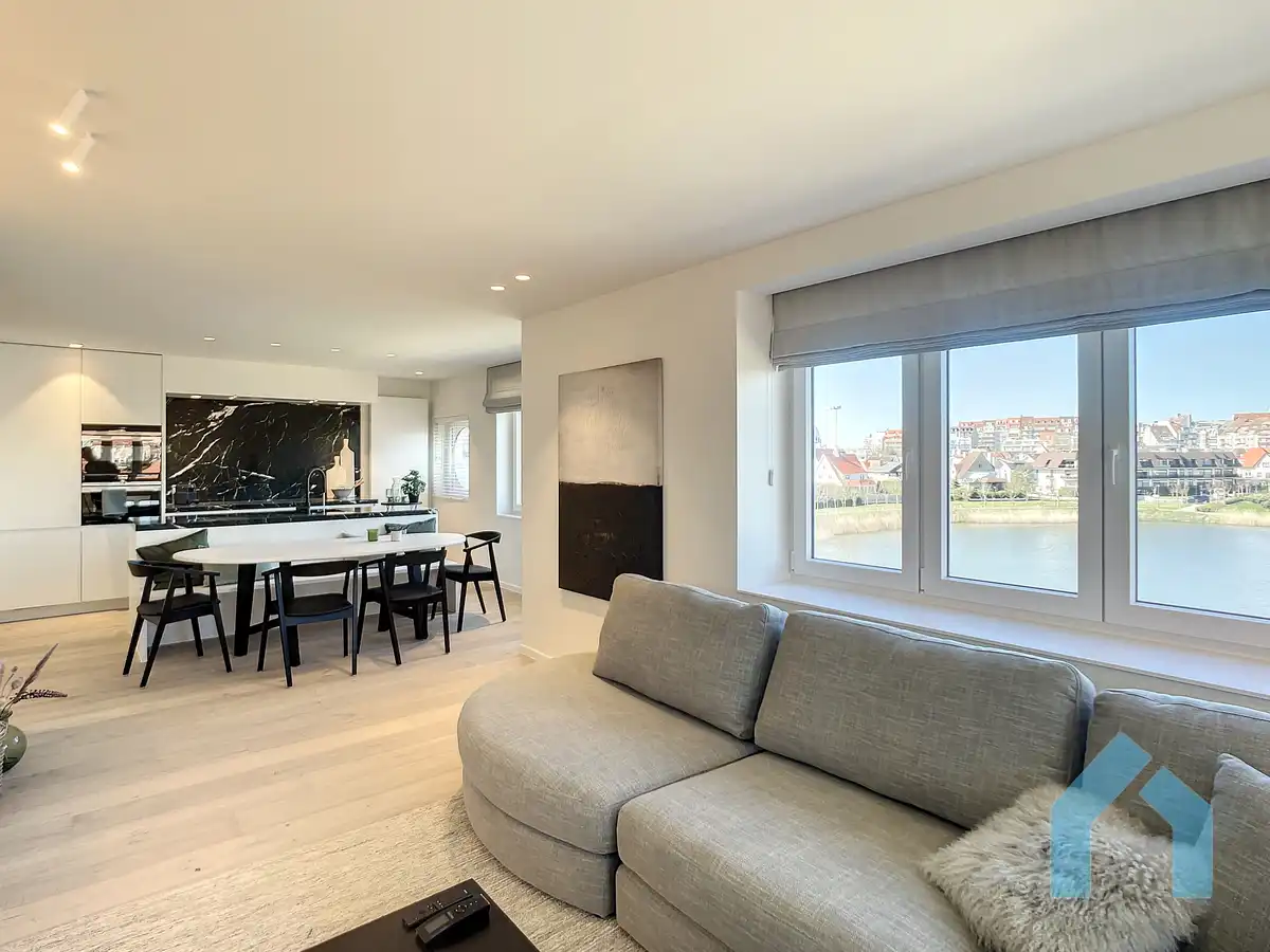 Volledig gerenoveerd 3-slaapkamer appartement met zicht op het Zegemeer foto {{pictureIndex}}
