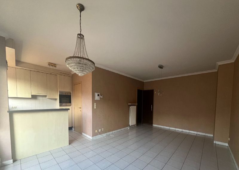 Roeselare-centrum. Lichtrijk 2-slaapkamerappartement in hartje Roeselare met vooraan en achteraan prachtige terrassen. Overal dichtbij en op 4 hoog gelegen ! foto 3