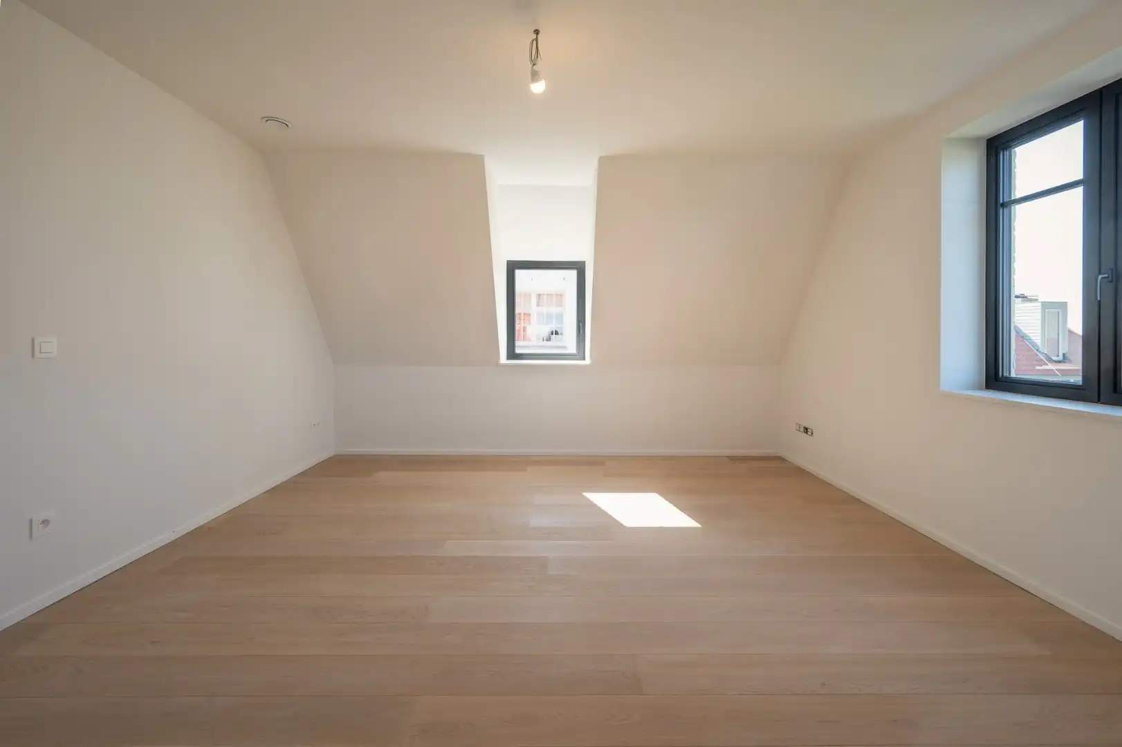 Lichtrijke nieuwbouwvilla met aangename volumes en zonnige tuin foto 20