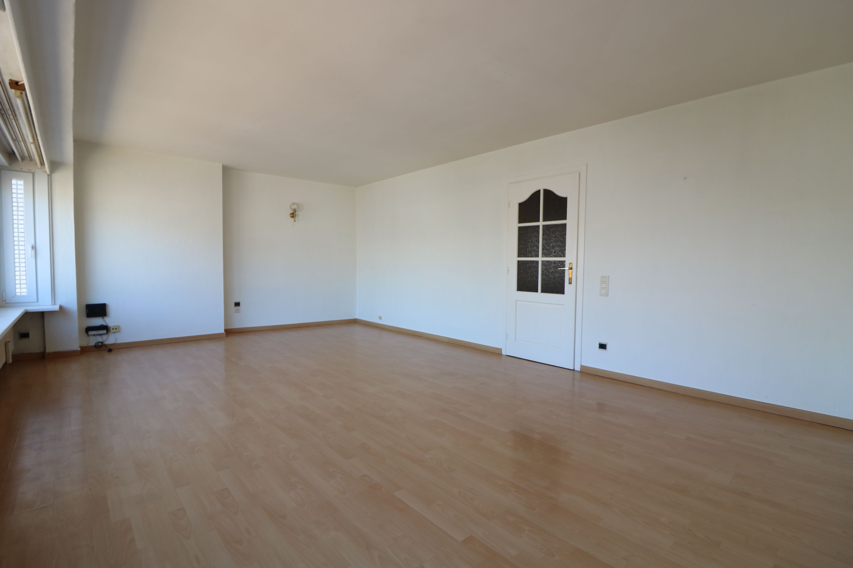 Ruim 2-slaapkamerappartement, op wandelafstand van het centrum.  foto {{pictureIndex}}