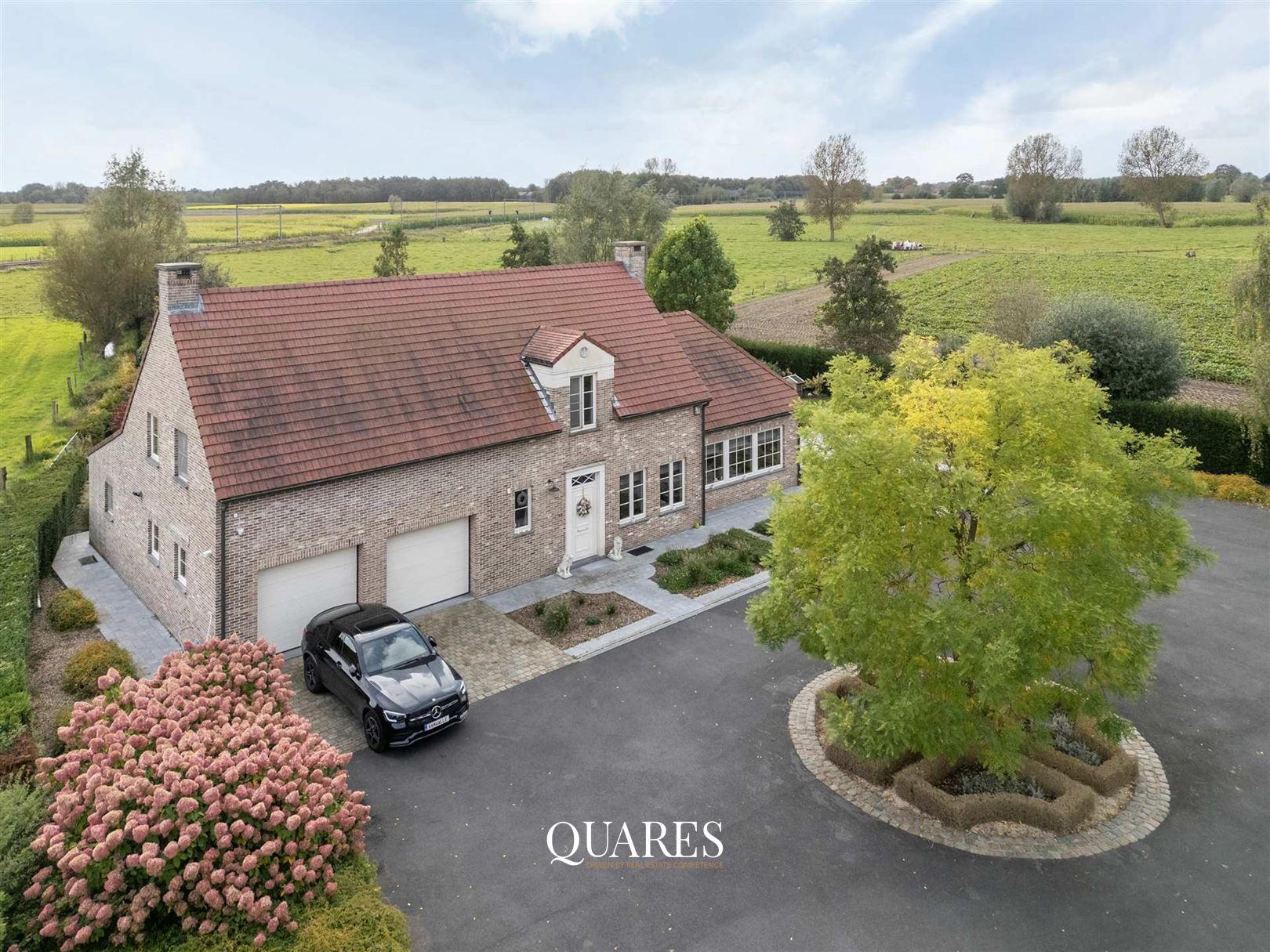 Landelijke villa met ruim bijgebouw foto 2