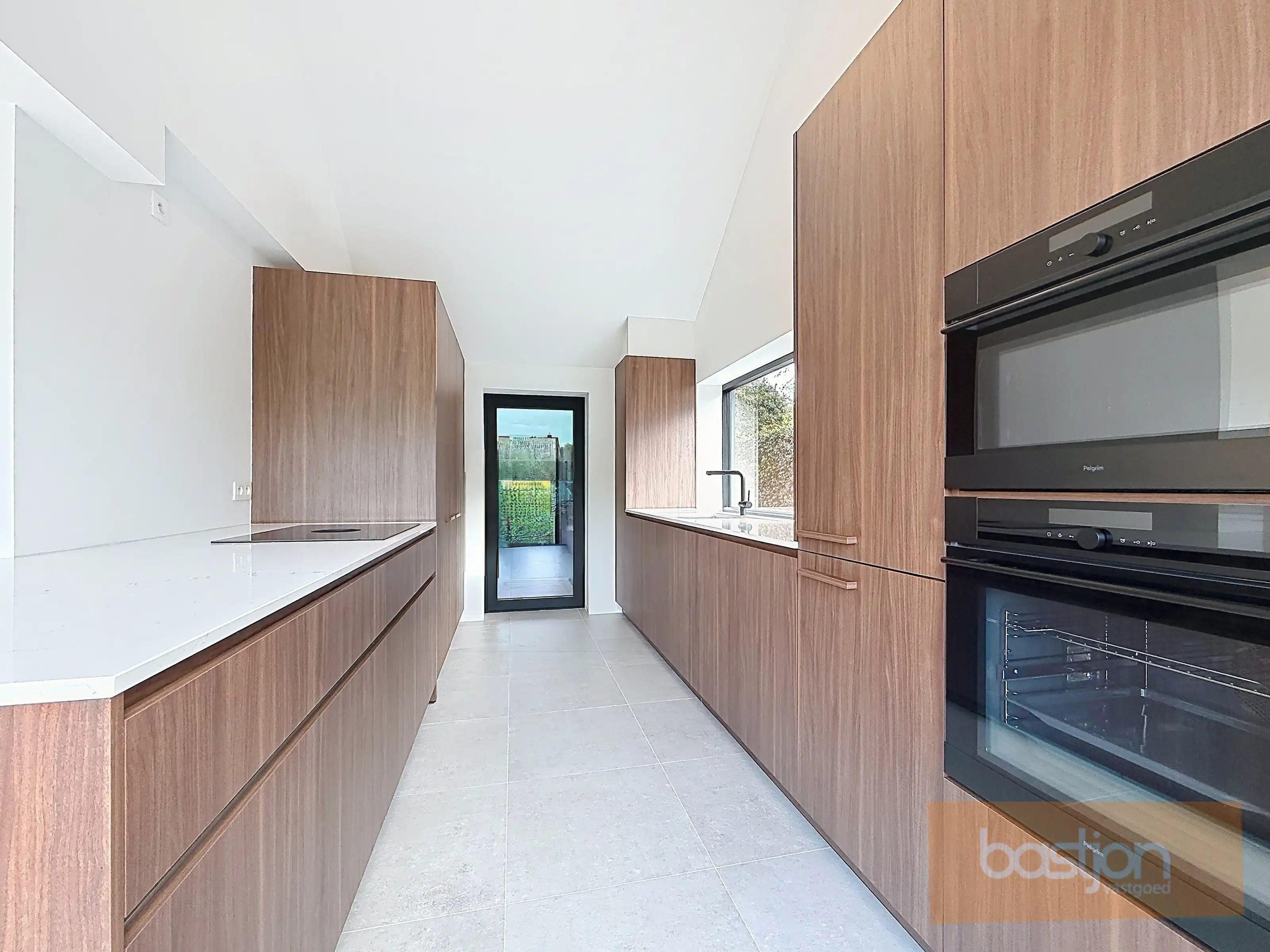 Volledig gerenoveerde, lichtrijke woning met uitzicht op het Preshoekbos foto 6