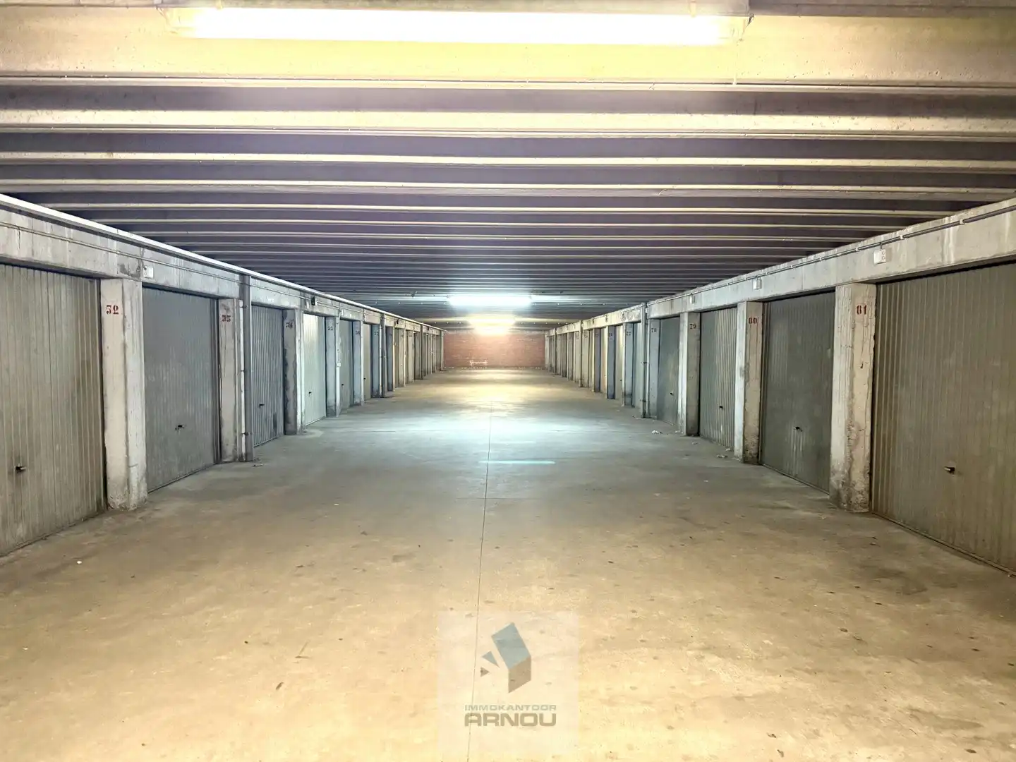 Ruime dubbele garagebox in het centrum Deinze – ca. 30 vkm foto {{pictureIndex}}
