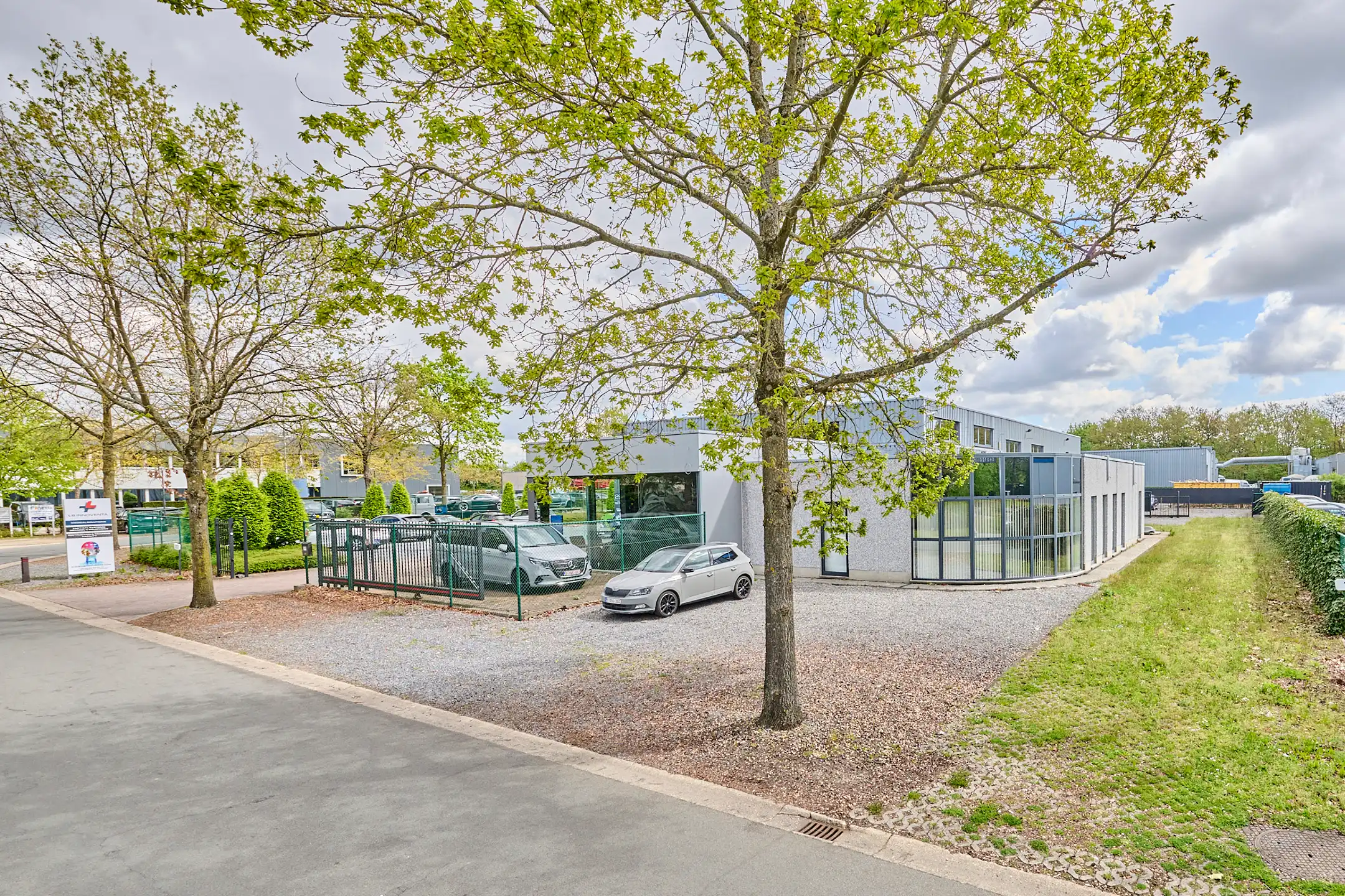 BEDRIJFSGEBOUW MET GROOT BUITENTERREIN IN GENK foto 18