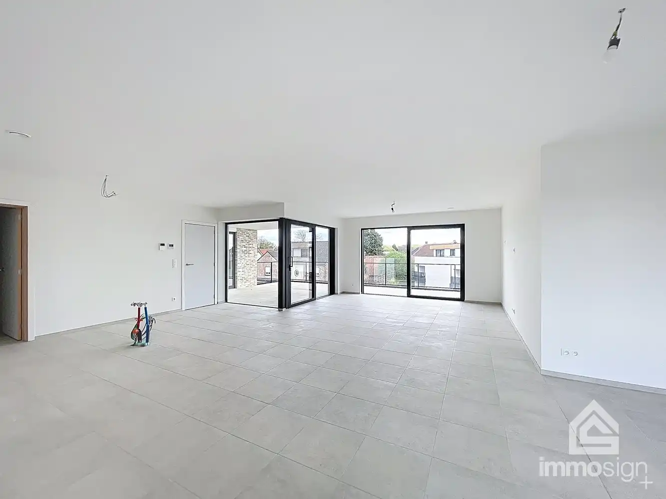 Instapklaar penthouse met 2 slaapkamers, ruim terras, 2 parkeerplaatsen en berging te Kinrooi foto 3