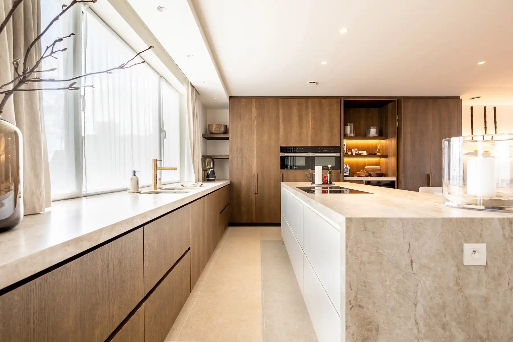 Centrale nieuwbouwwoning met lift en privéparking foto 10