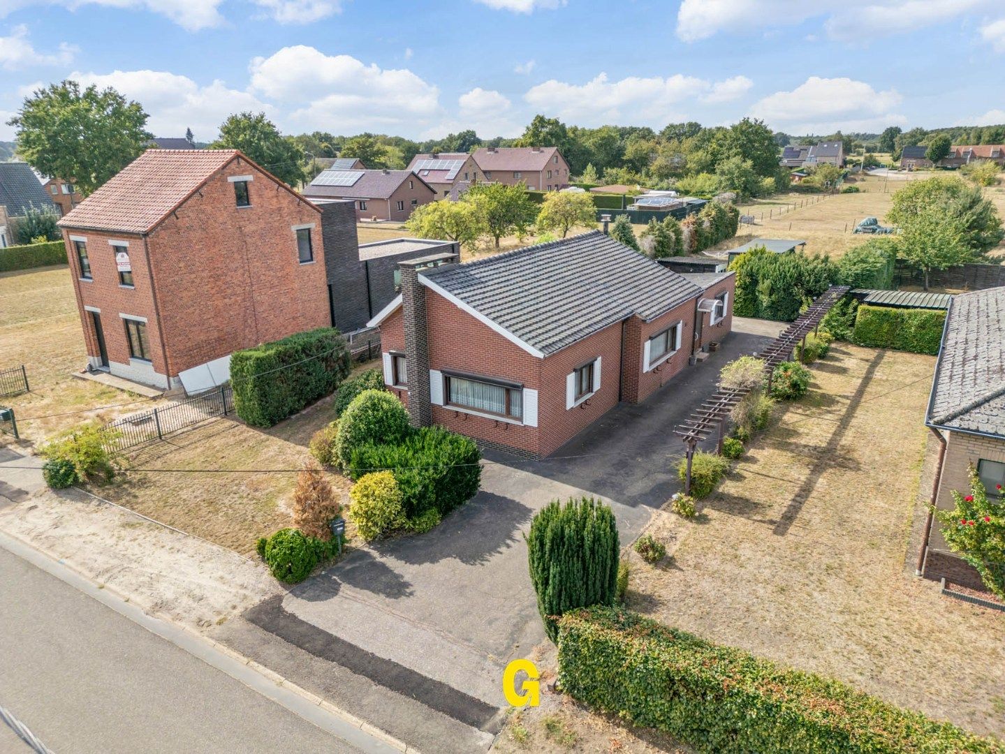 Te renoveren vrijstaande bungalow woning met tuin op een perceel van 8a 55ca foto 2