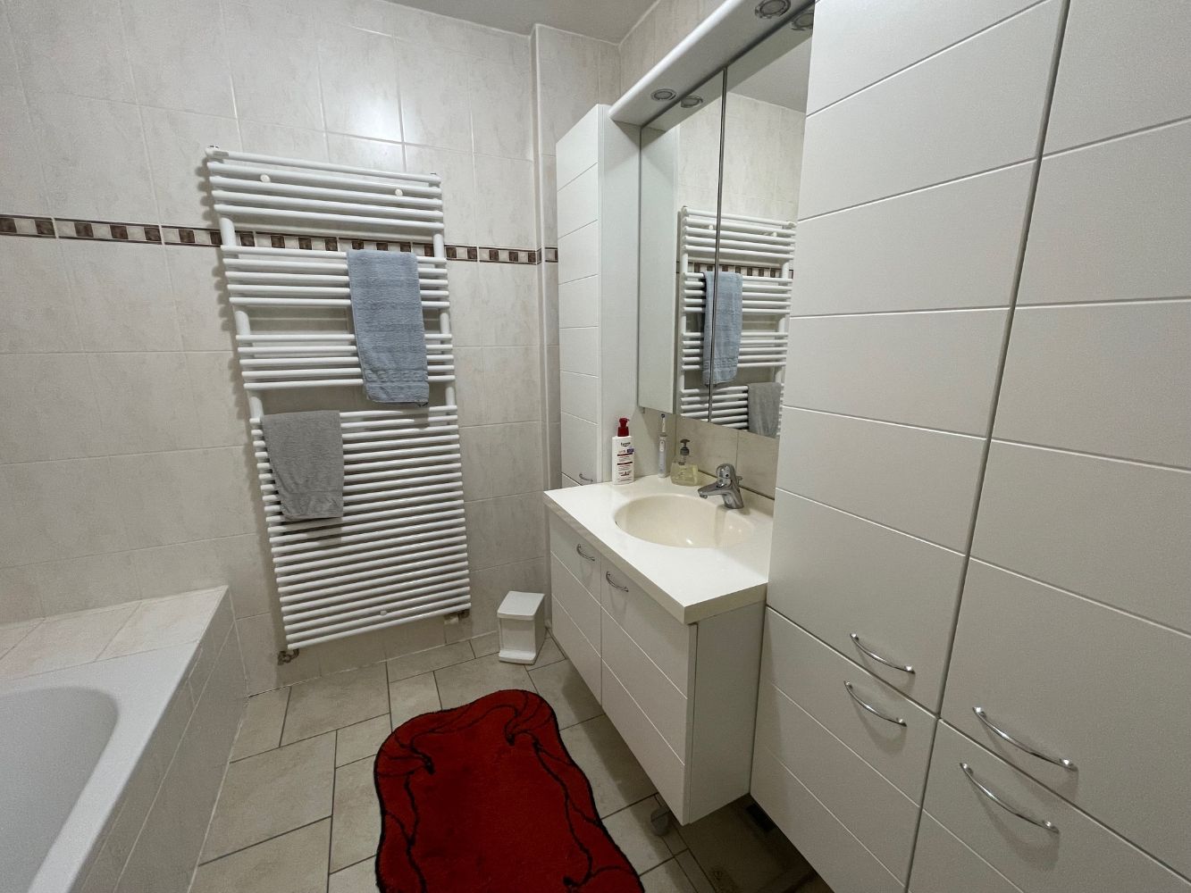 Ruim zonnig appartement met drie slaapkamers, twee badkamers en terras in een gebouw op de Markt. foto 13