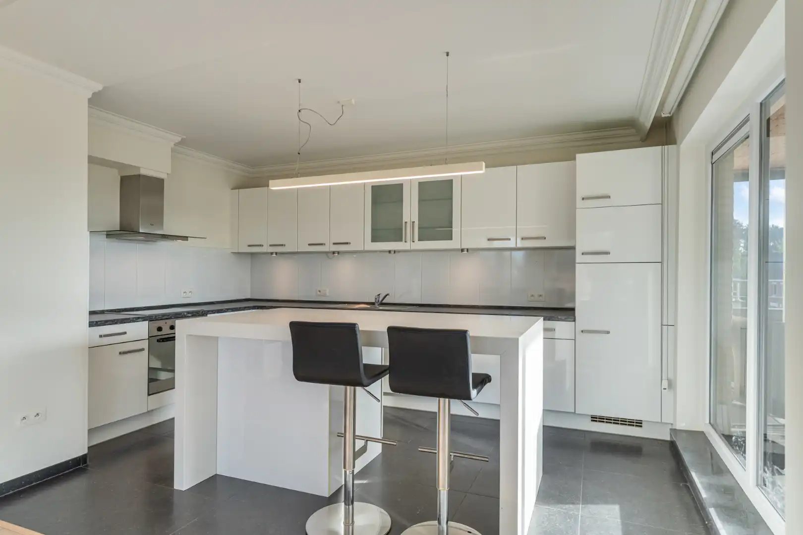 Exclusief penthouse met ruim terras, 2 slpk, extra brede autostaanplaats, centrum Houthalen foto 11