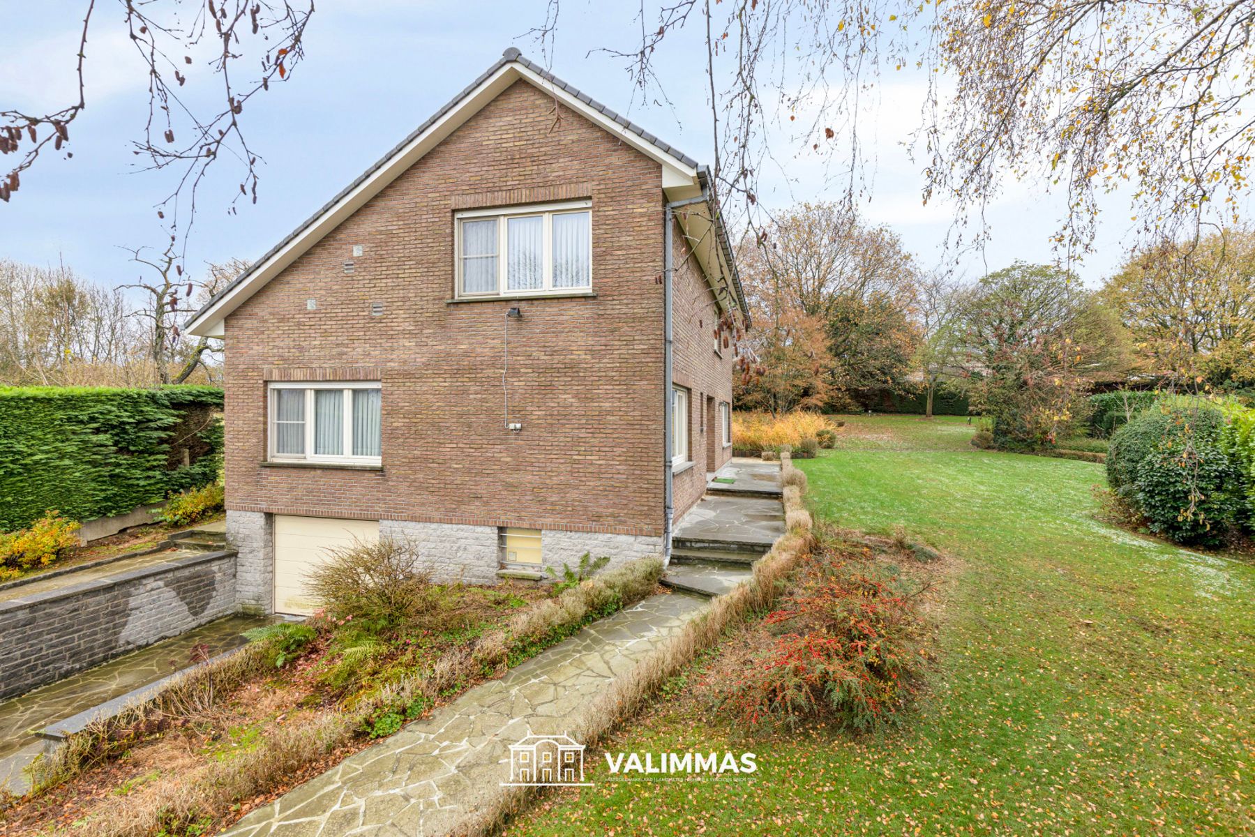 Ruime, alleenstaande woning met garage en prachtige tuin... foto 4