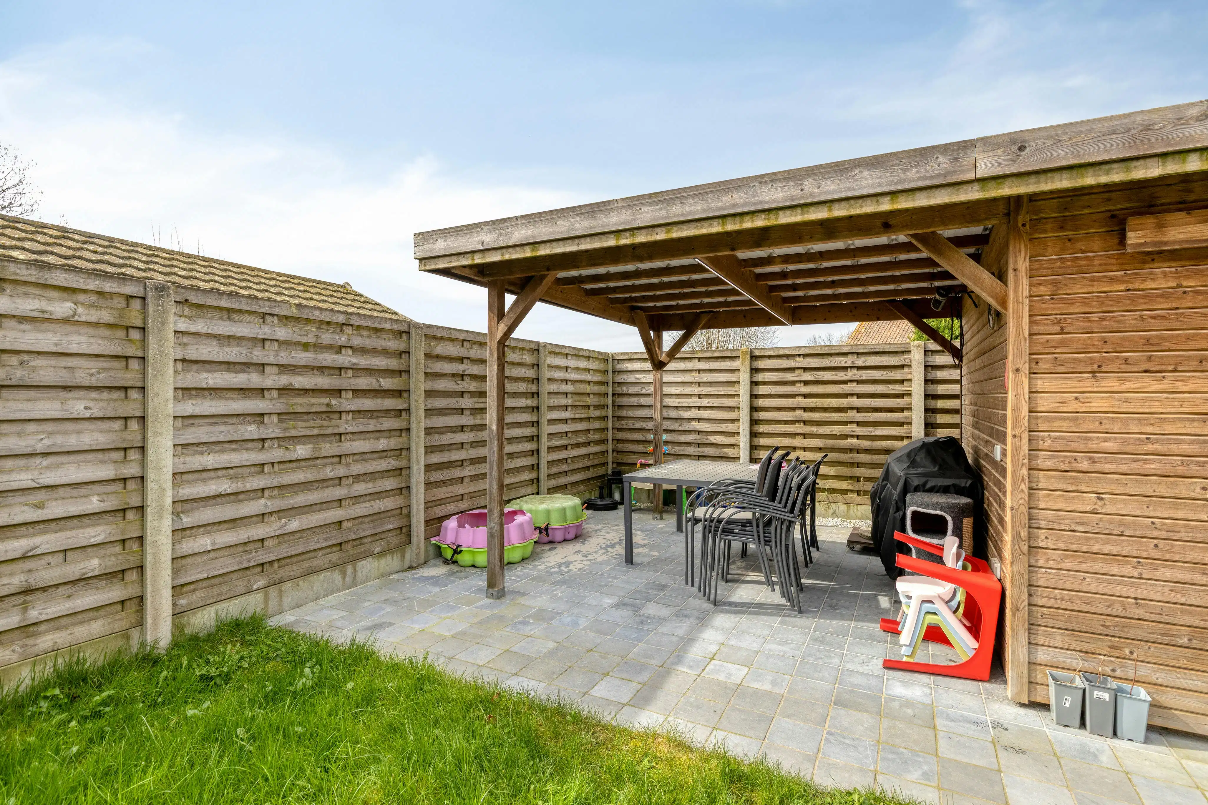 Gerenoveerde woning met 4 slaapkamers, tuin en garage. foto 25