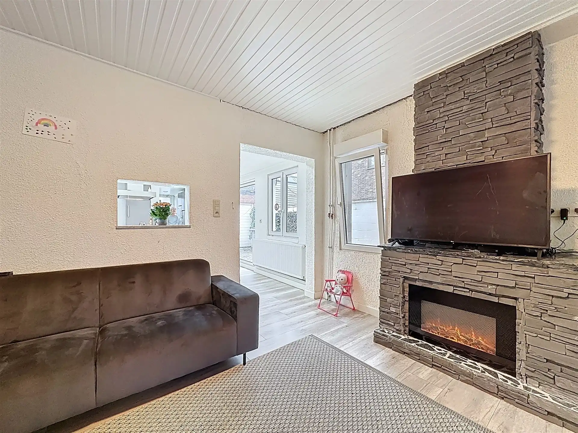 Ruime gezinswoning met 4 slaapkamers en 3 badkamers op perceel van 646m²! foto 5