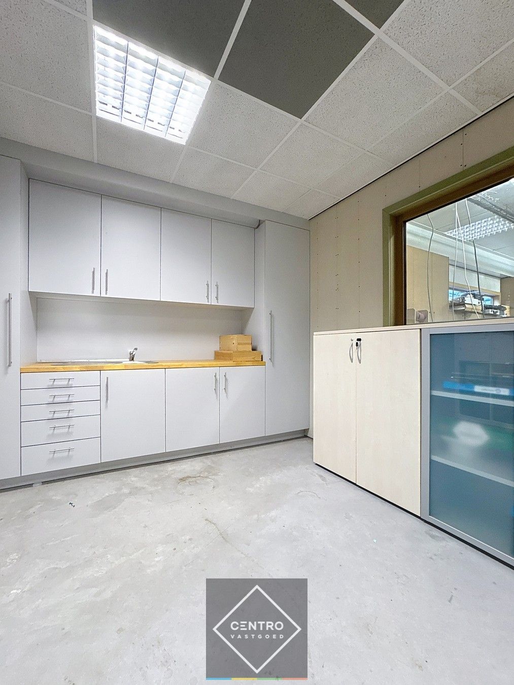 Prachtig BEDRIJFSPAND, bestaande uit MAGAZIJN (576m2 + tussenverdieping), BURELEN en instapklare, alleenstaande WONING. Op ambachtelijke zone te Aalter. foto 10
