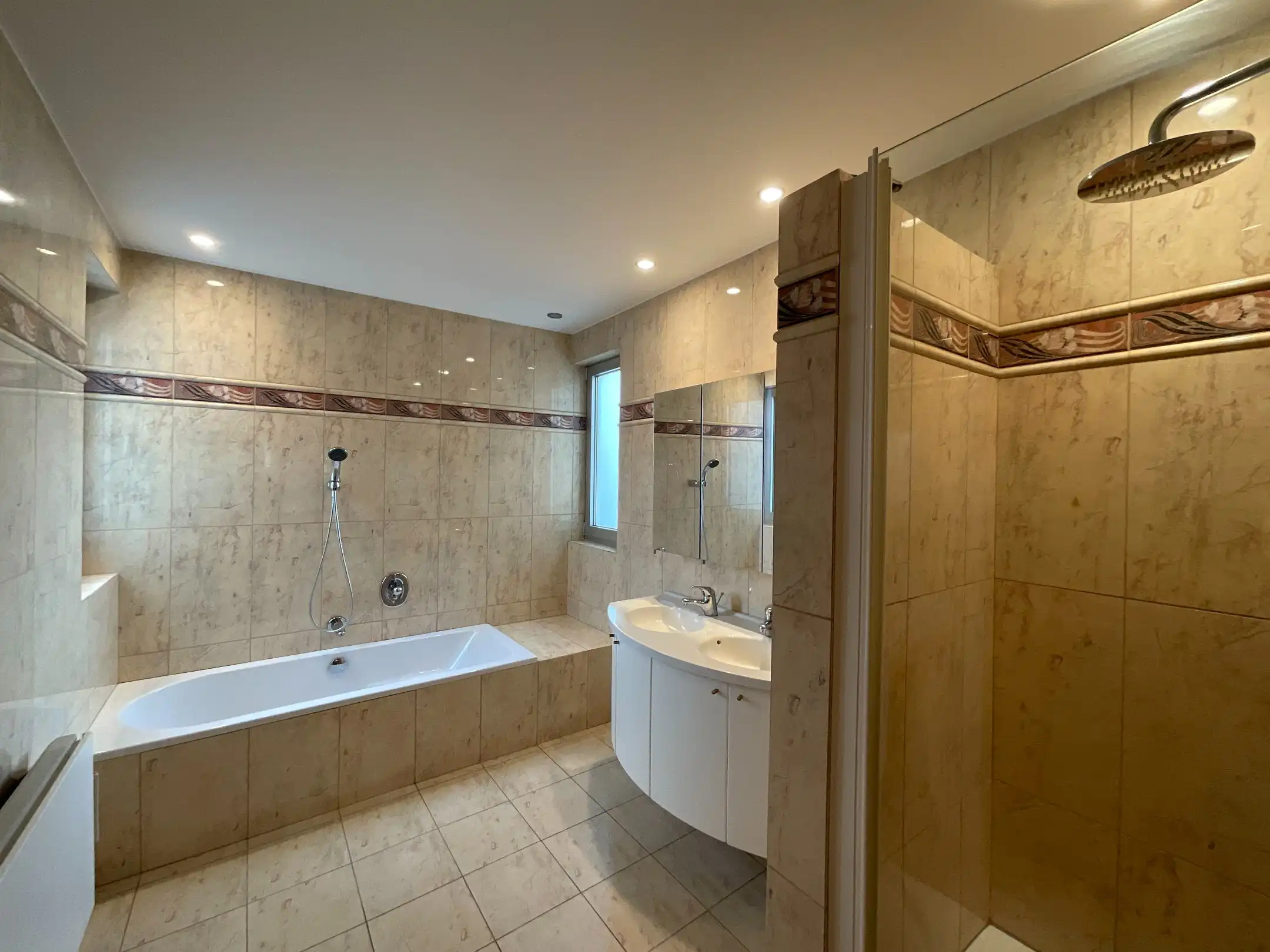 Prachtig appartement in centrum Beveren met zicht over de Markt foto 14