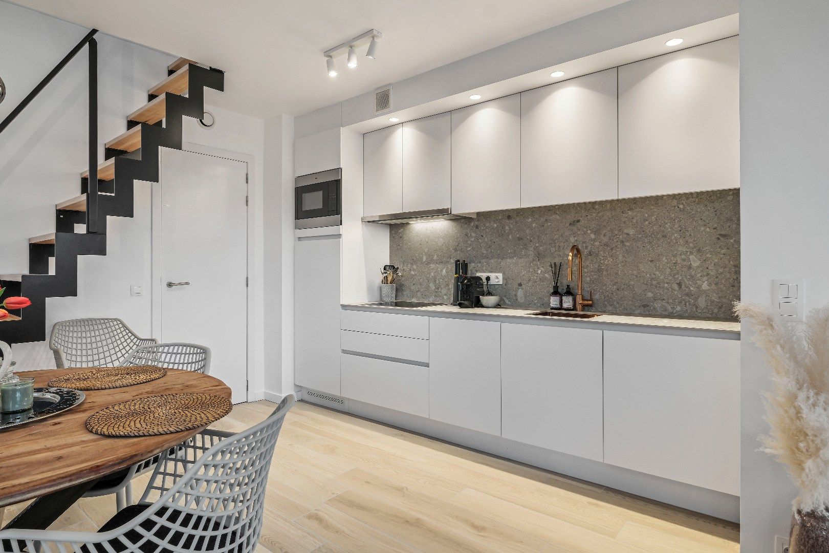 Instapklaar appartement met 2 slaapkamers en staanplaats in Ieper-centrum foto 3