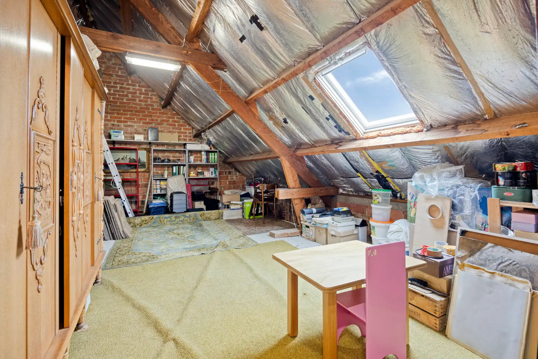 Karaktervolle woning met omheinde tuin en veel staanplaatsen foto 22