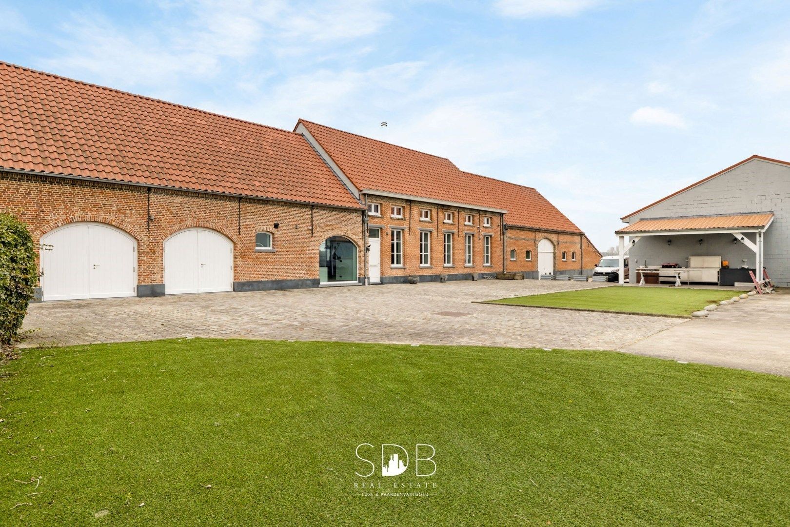 Prachtige villa in hoevestijl met bijgebouwen en akkerlanden/weilanden op 1,45ha foto 4