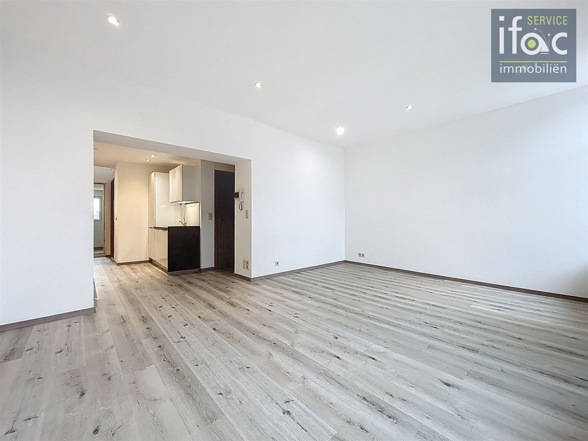 Aangename volledig gerenoveerde 1-slaapkamer duplex + bureau foto {{pictureIndex}}