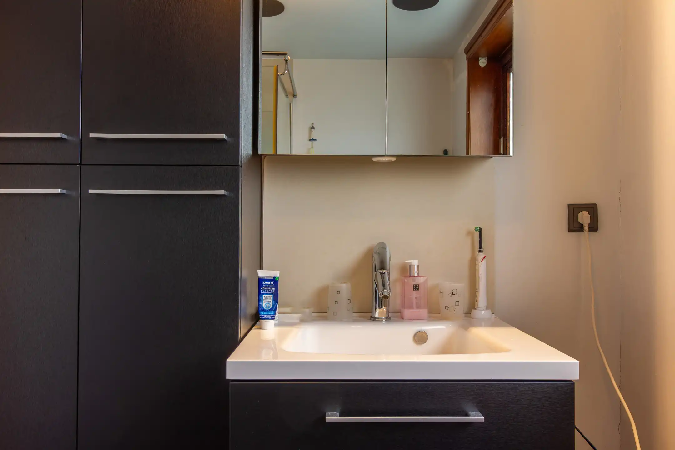 Charmante gezinswoning met potentieel, grote oprit en tuin foto 8