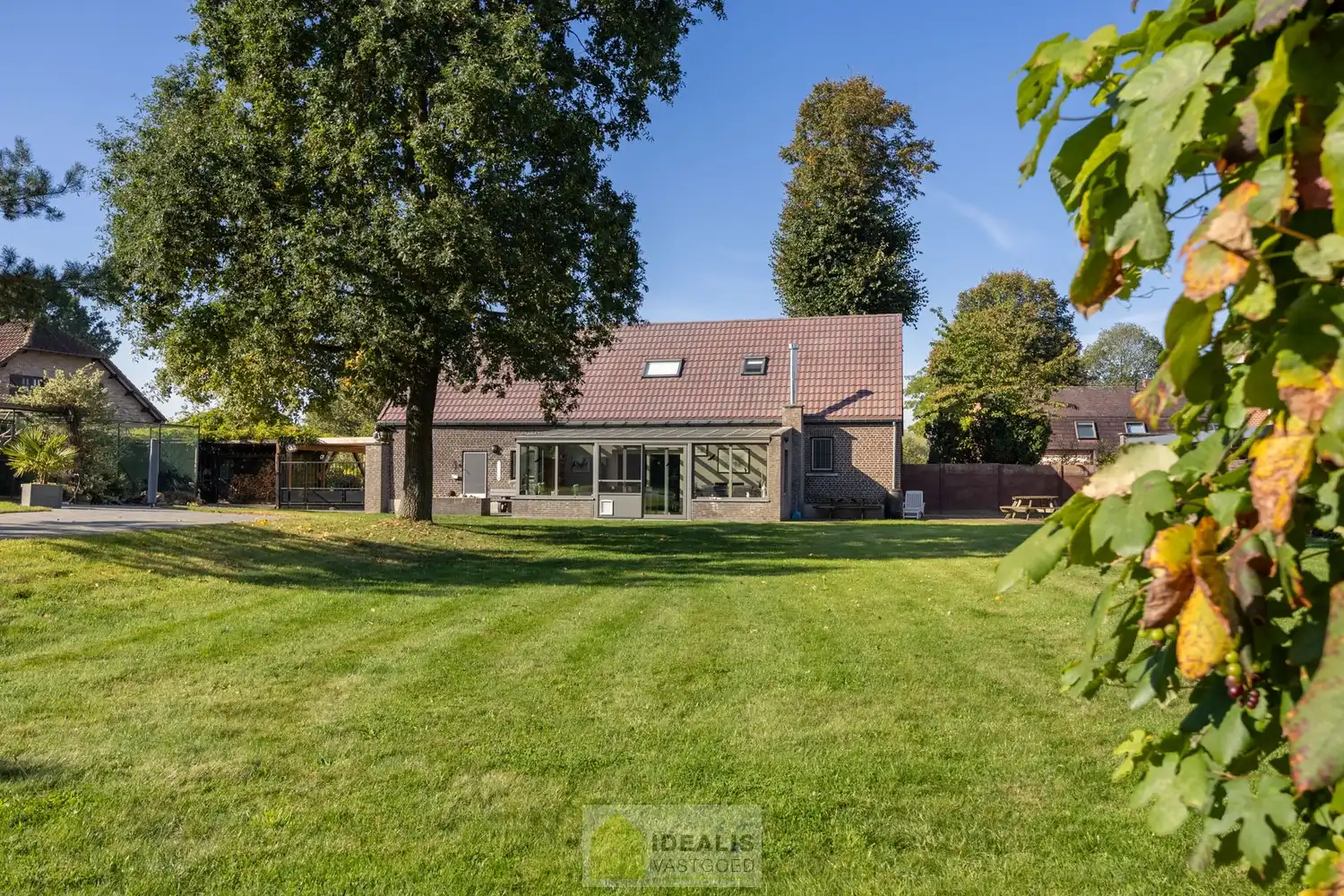 IDEALIS VASTGOED – KARAKTERISTIEKE INSTAPKLARE LANGGEVELHOEVE MET 5 SLAAPKAMERS, SFEERVOLLE LEEFRUIMTE EN AANSLUITEND VERANDA MET VOLZICHT OP DE PRACHTIGE TUIN EN ACHTERLIGGENDE WEILANDEN OP EEN PERCEEL VAN MAAR LIEFST 1,6 HECTARE (16.000M²)!! Deze karakteristieke hoeve uit 1904 omvat +- 231m² netto bewoonbare oppervlakte met een sfeervolle woonkamer die uitgeeft op de lichtrijke veranda, aansluitend een goed uitgeruste keuken voorzien van alle comfort, 5 slaapkamers waarvan één gelijkvloers en een badkamer voorzien van douche én dubbel badkamermeubel.. Deze langgevelhoeve biedt een unieke kans voor kandidaten op zoek naar een instapklare woning voorzien van alle comfort, ruimte en een prachtig aangelegde tuin met achterliggende weilanden. foto 28