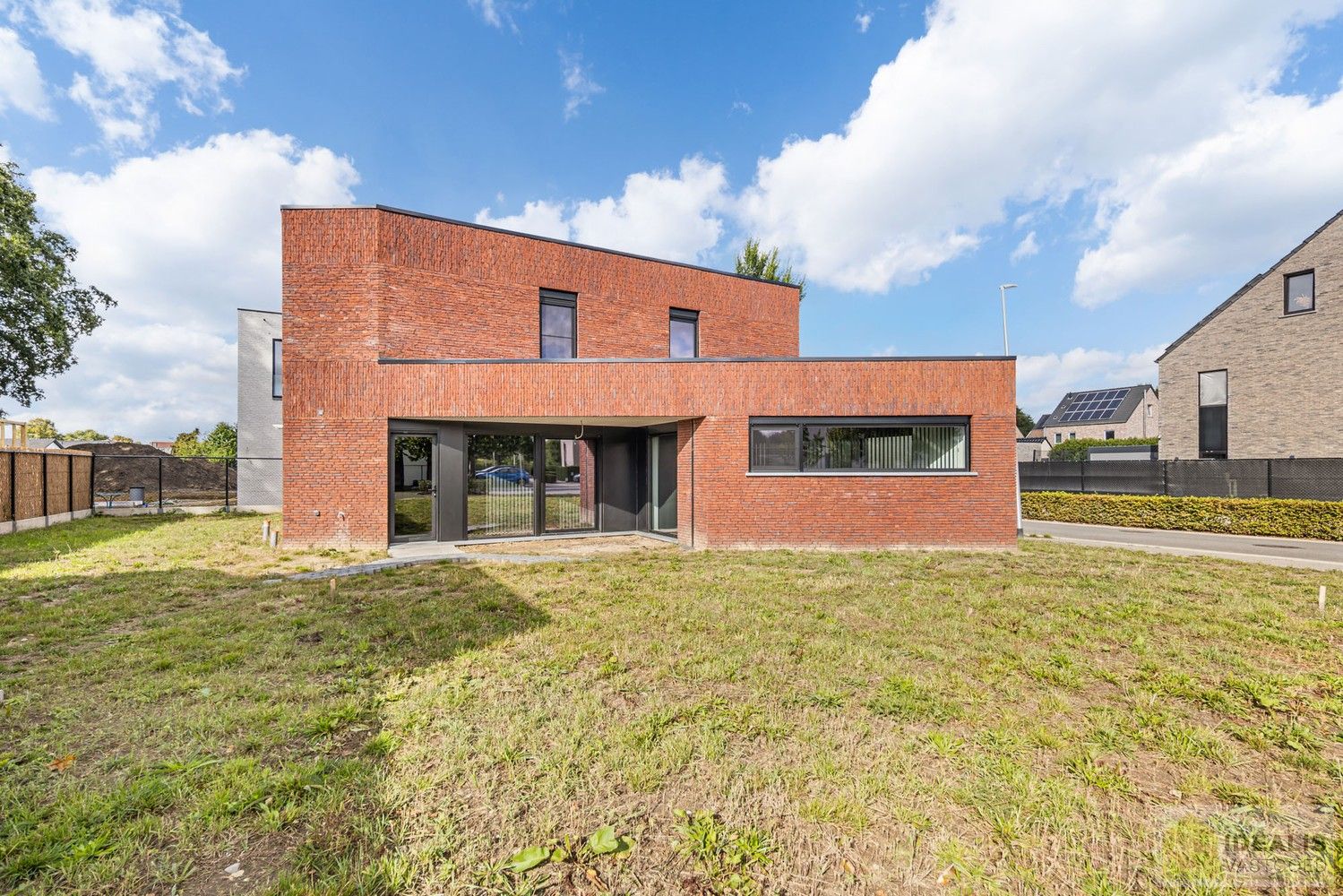 PRACHTIGE NIEUWBOUWWONING MET EEN HEERLIJK LICHTRIJKE WOONKAMER MET OPEN KEUKEN, RUIME BERGING, BUREEL, 3 SLAAPKAMERS, RUIME DRESSING EN RUIME BADKAMER VOORZIEN VAN ALLE COMFORT! EEN HEERLIJK RUIM HUIS MET EEN NAAR WENS AAN TE LEGGEN TUIN, OP EEN GEGEERDE LOCATIE NABIJ HET CENTRUM VAN PEER! foto 4