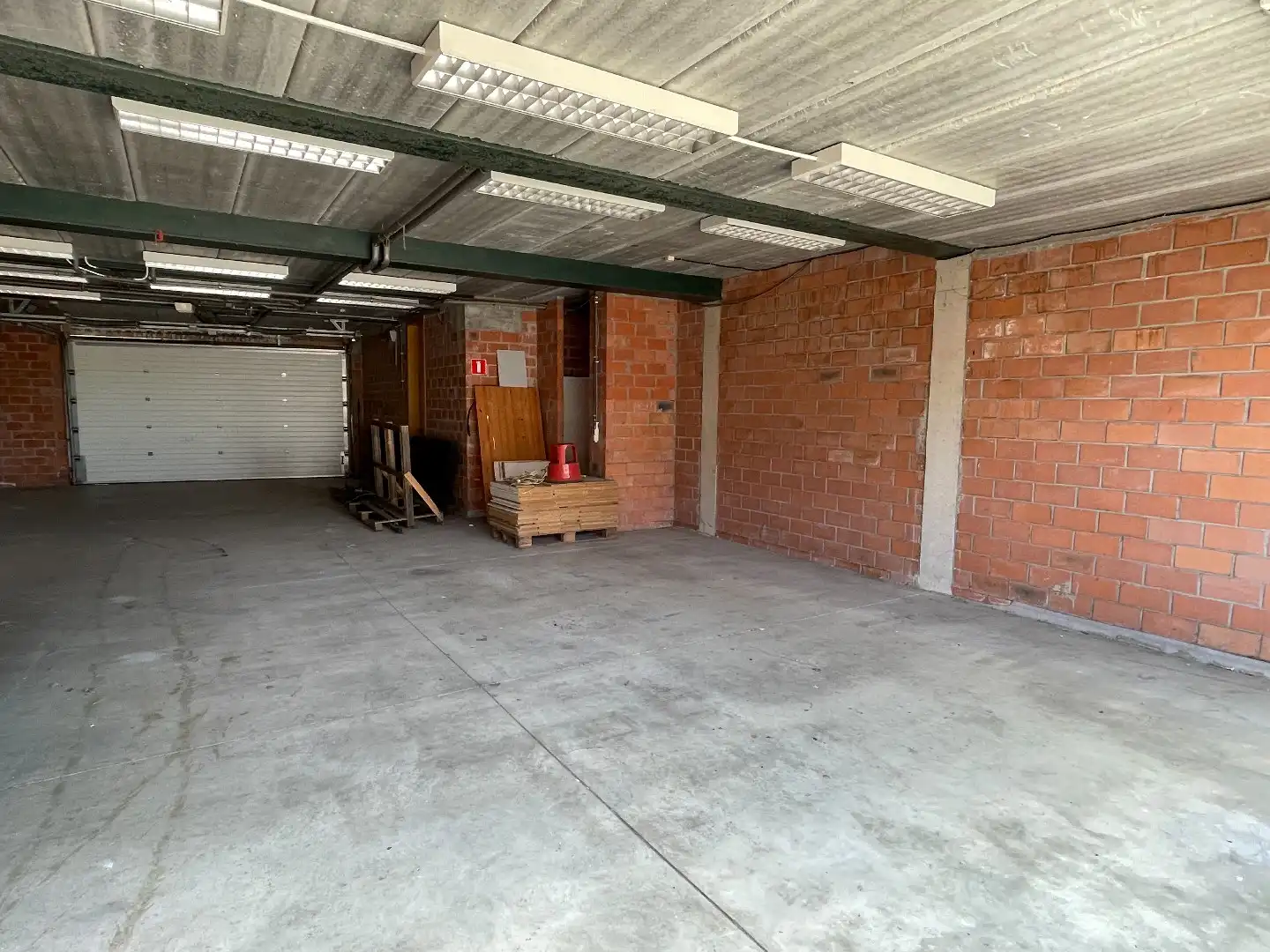 Ruime opslag- en garageruimte met buitenruimte foto 2