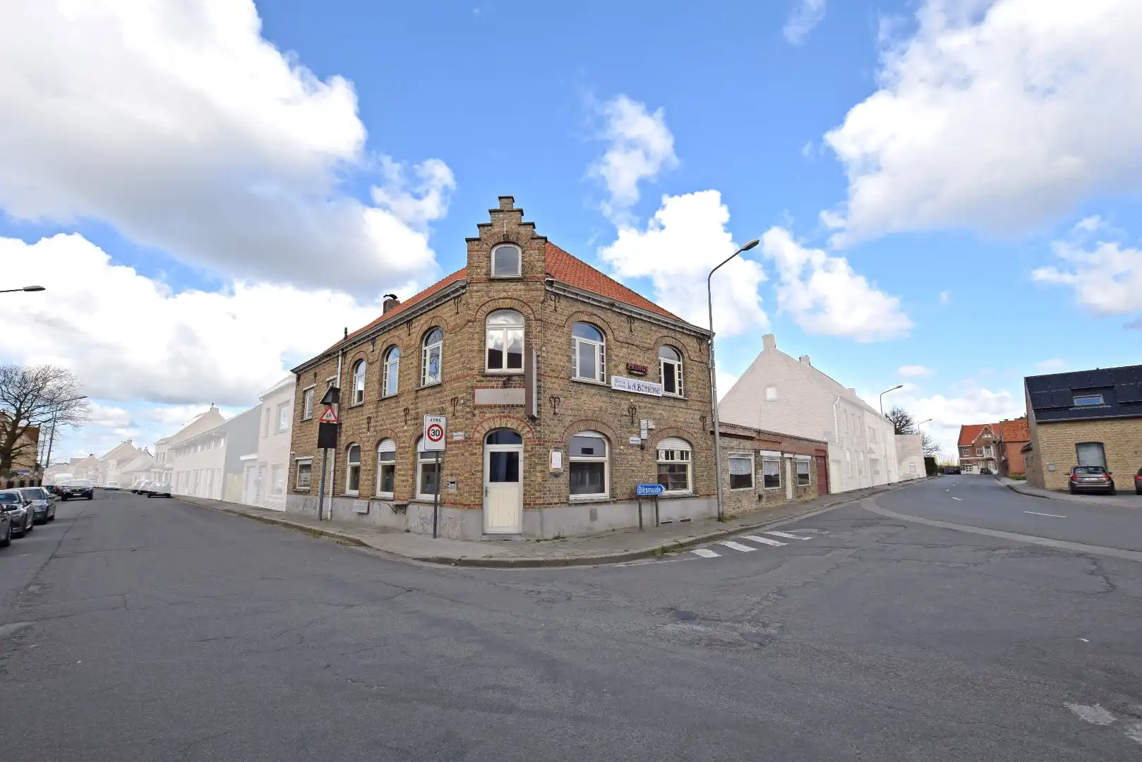 Uniek hoekpand met handelsruimte en woonst te Beerst (Diksmuide) op 470 m². foto {{pictureIndex}}