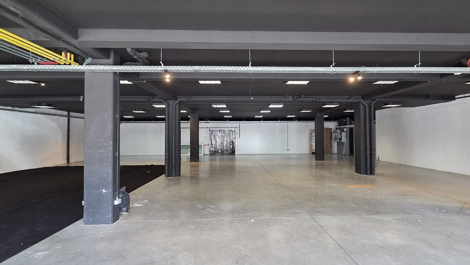 Handelspand / kantoorruimte met uitstekende visibiliteit in Genk – Stalenstraat foto 9