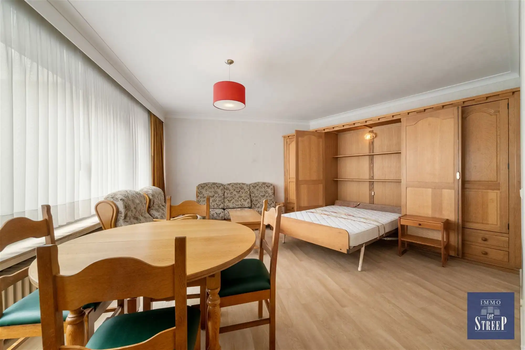 Lichtrijke studio met zijdelings zeezicht foto 6
