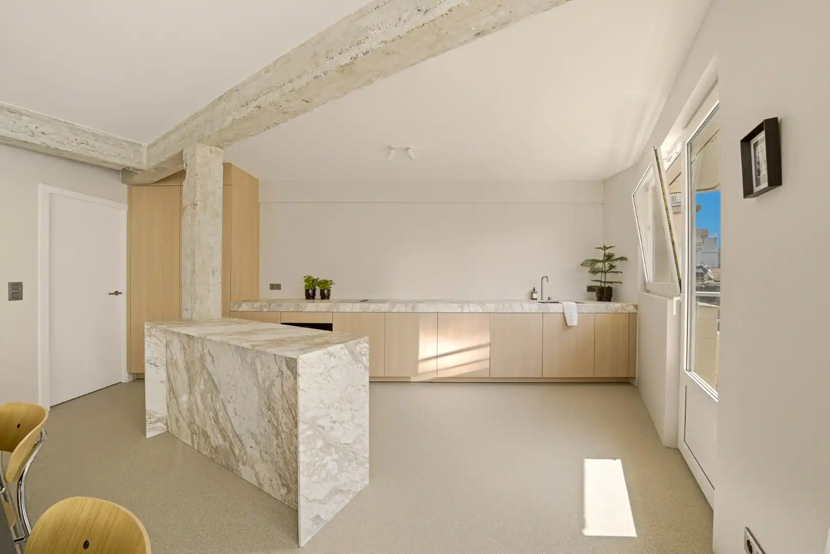Stijlvol gerenoveerd stadsappartement met maatwerk, 2 slaapkamers en veel bergruimte foto 10