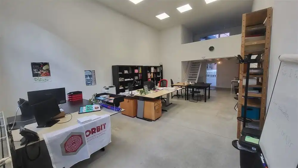 Top gelegen en ingerichte kantoor foto 5