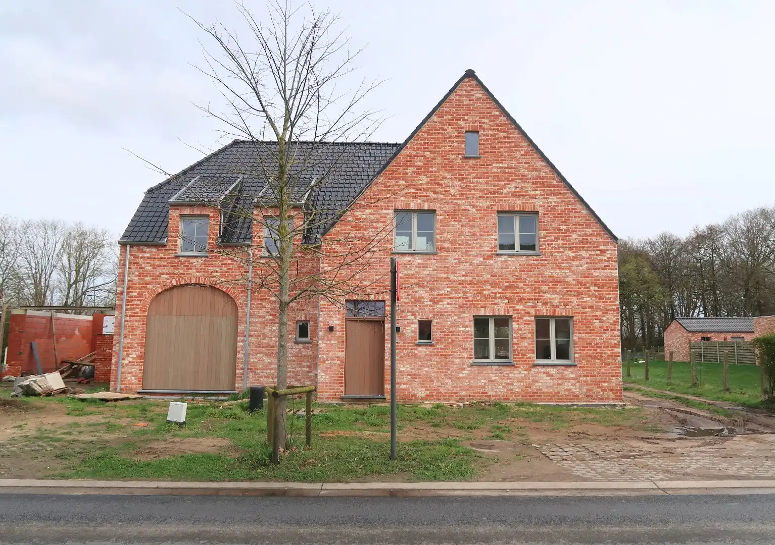 Ruime alleenstaande nieuwbouwwoning foto {{pictureIndex}}