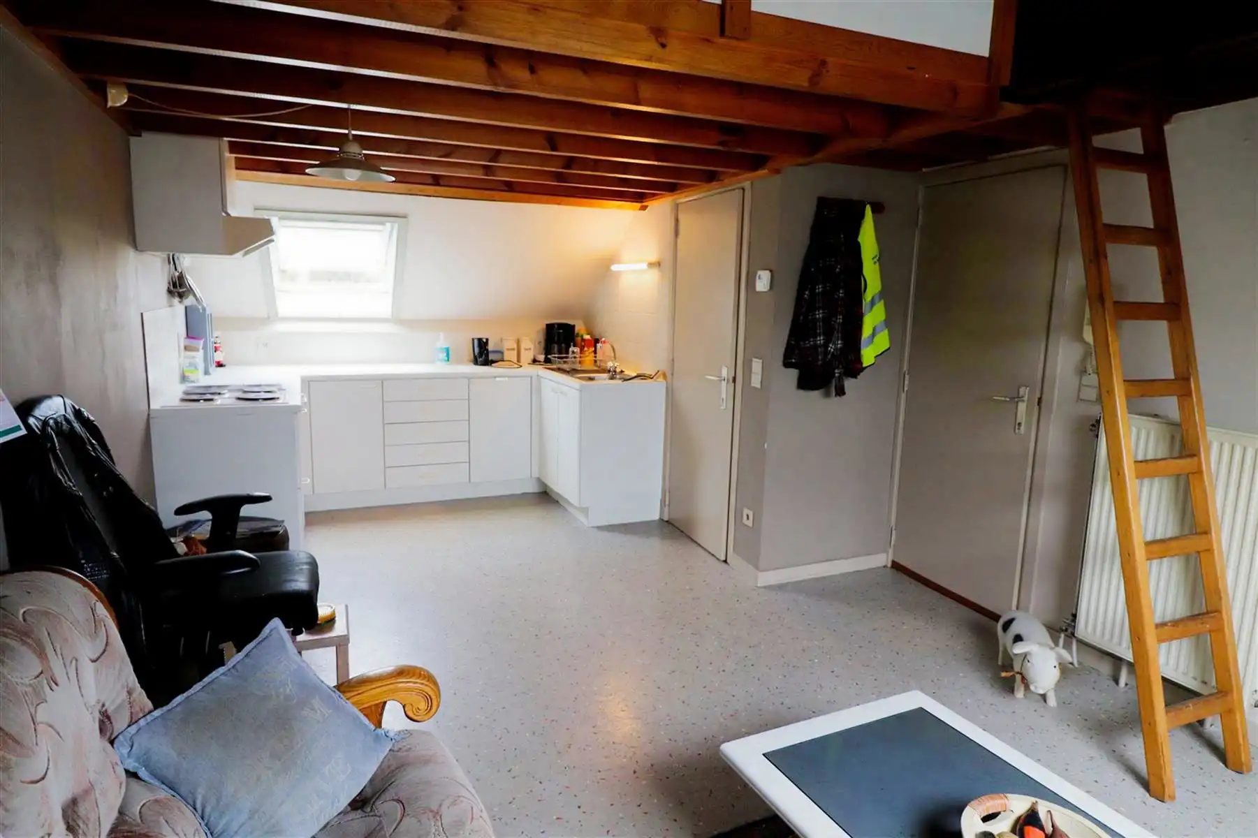 Een dakstudio op de tweede verdieping rechts met garage. foto 3